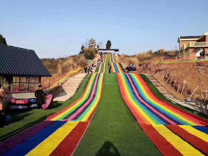 海南藏族彩虹滑草场